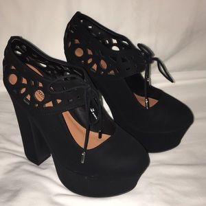Black pumps